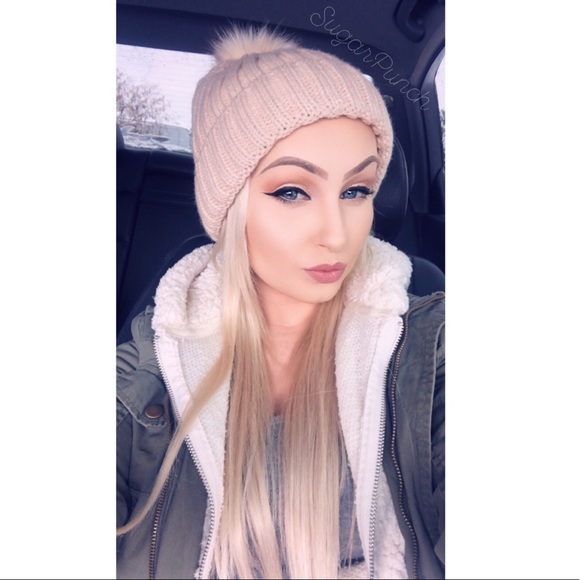 Ivory poof ball beanie - Picture 2 of 3